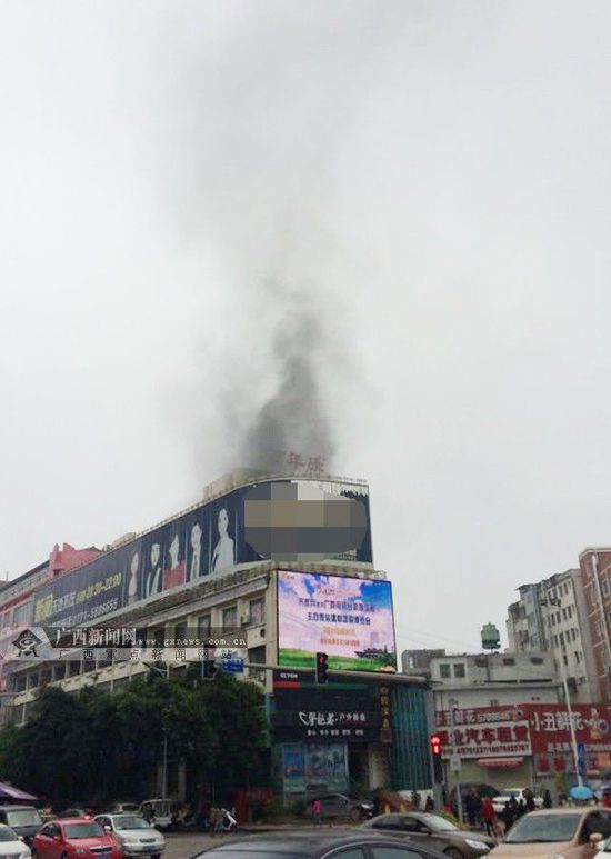 火灾事故现场冒烟，浓浓烟火