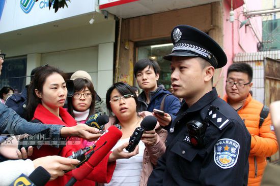 医务人员，对现场进行救援
