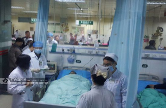 医务人员，对现场进行救援