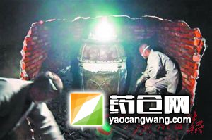 制作&ldquo;肉身佛&rdquo;需要&ldquo;坐缸&rdquo;环节。（图片来自网络）