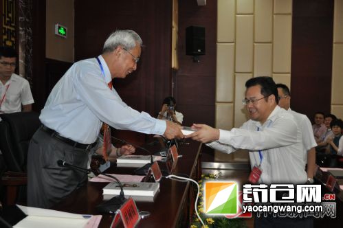 林志彬教授还向参会嘉宾赠送新书.jpg